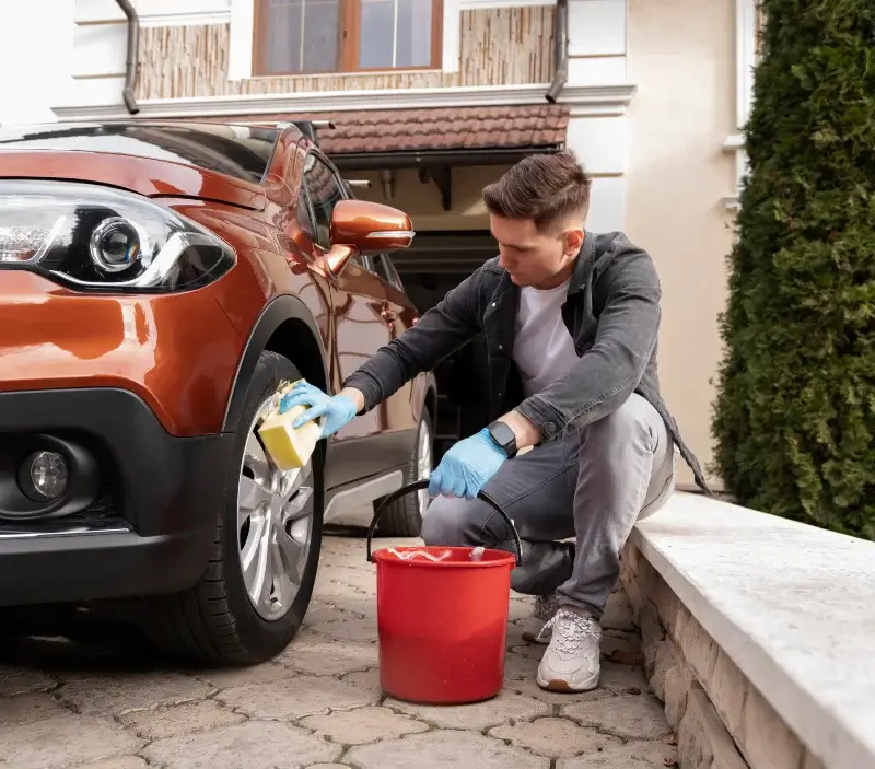 Lavage auto à domicile Le Verdon-sur-Mer : professionnel intervenant sur un véhicule
